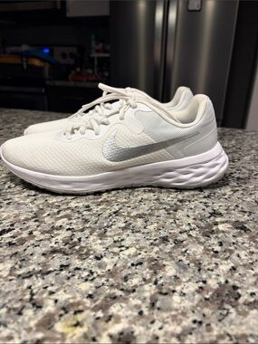 Nike White and Silver Everyday Running Sneakers